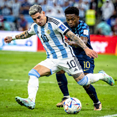 阿根廷中场恩佐·费尔南德斯在比赛中拼抢拦截的镜头