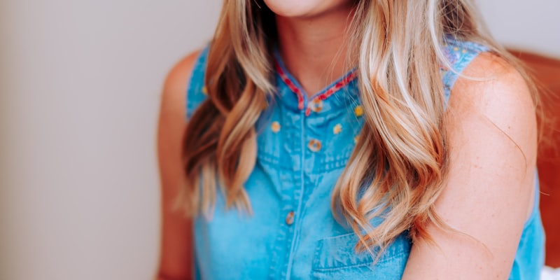 世界杯冠军阿根廷队在领奖台上高举大力神杯庆祝胜利的盛大场面