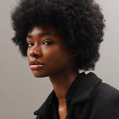 阿根廷球星梅西在世界杯决赛中带球突破的精彩瞬间